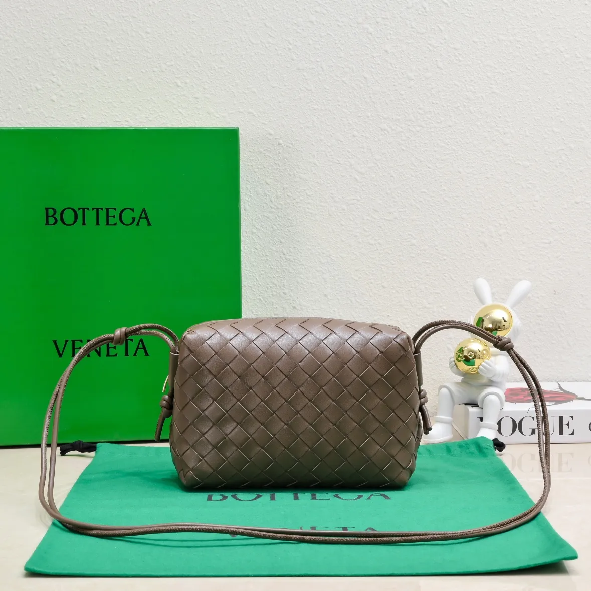 Batch 1260 B's new model is coming🔥Classic woven logo✅ The bag body is made of selected original sheepskin. The texture is soft and waxy. The simple square bag body is classic and versatile. The internal design is very practical. It has a large space and has an adjustable iconic leather drawstring. It can be said to be both elegant and practical. The design is very simple and elegant, with a kind of literary and retro style. Size 22x15x8, model: 6684#